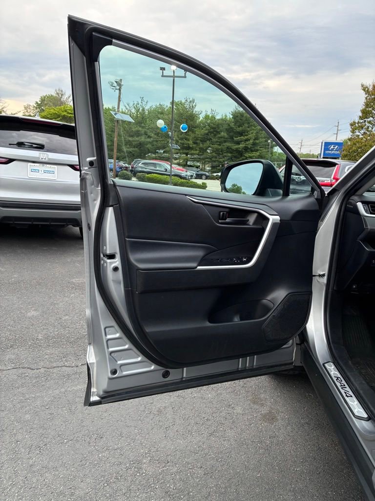 Used 2021 Toyota RAV4 LE AWD/4WD image 44