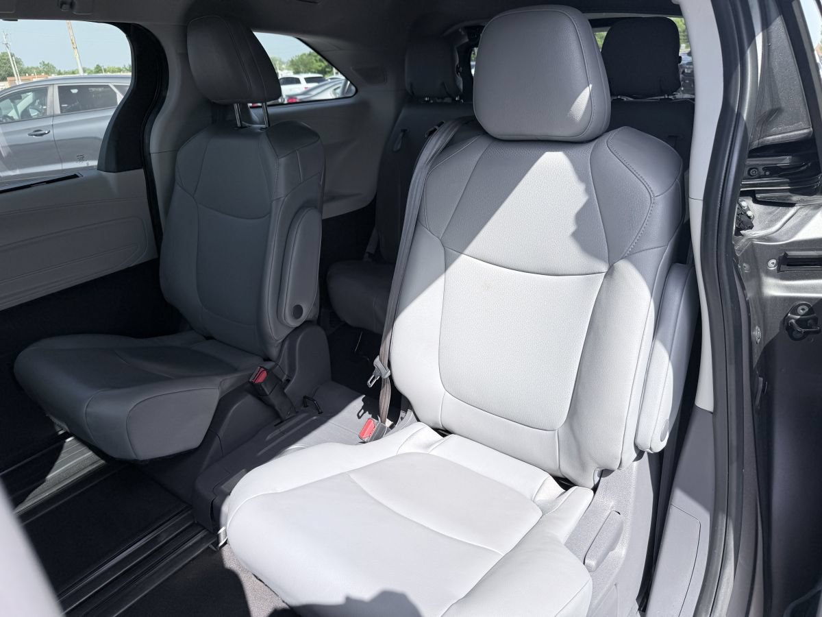 Used 2021 Toyota Sienna XLE w/ XLE Plus Package FWD image 15