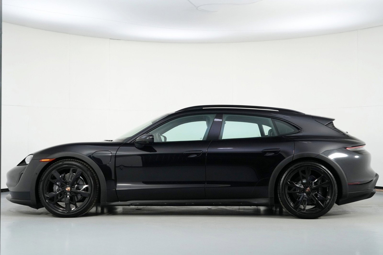 Used 2022 Porsche Taycan 4 Cross Turismo AWD/4WD image 9