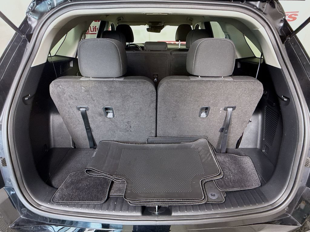 Certified 2025 Kia Sorento LX FWD image 28