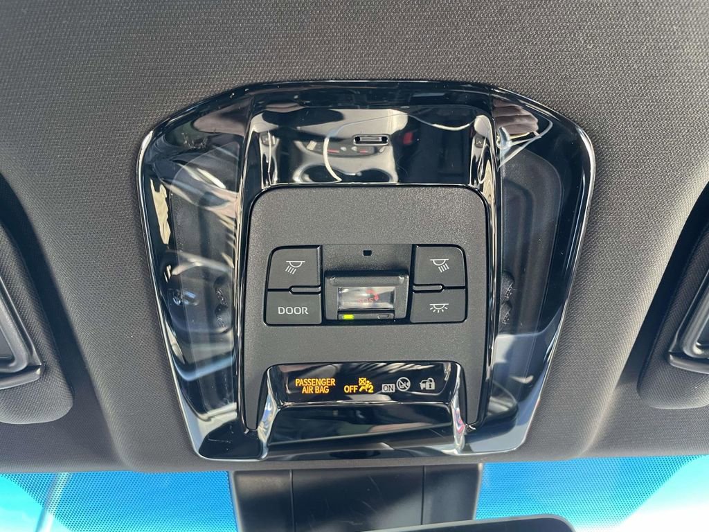 Used 2023 Toyota Venza XLE image 32