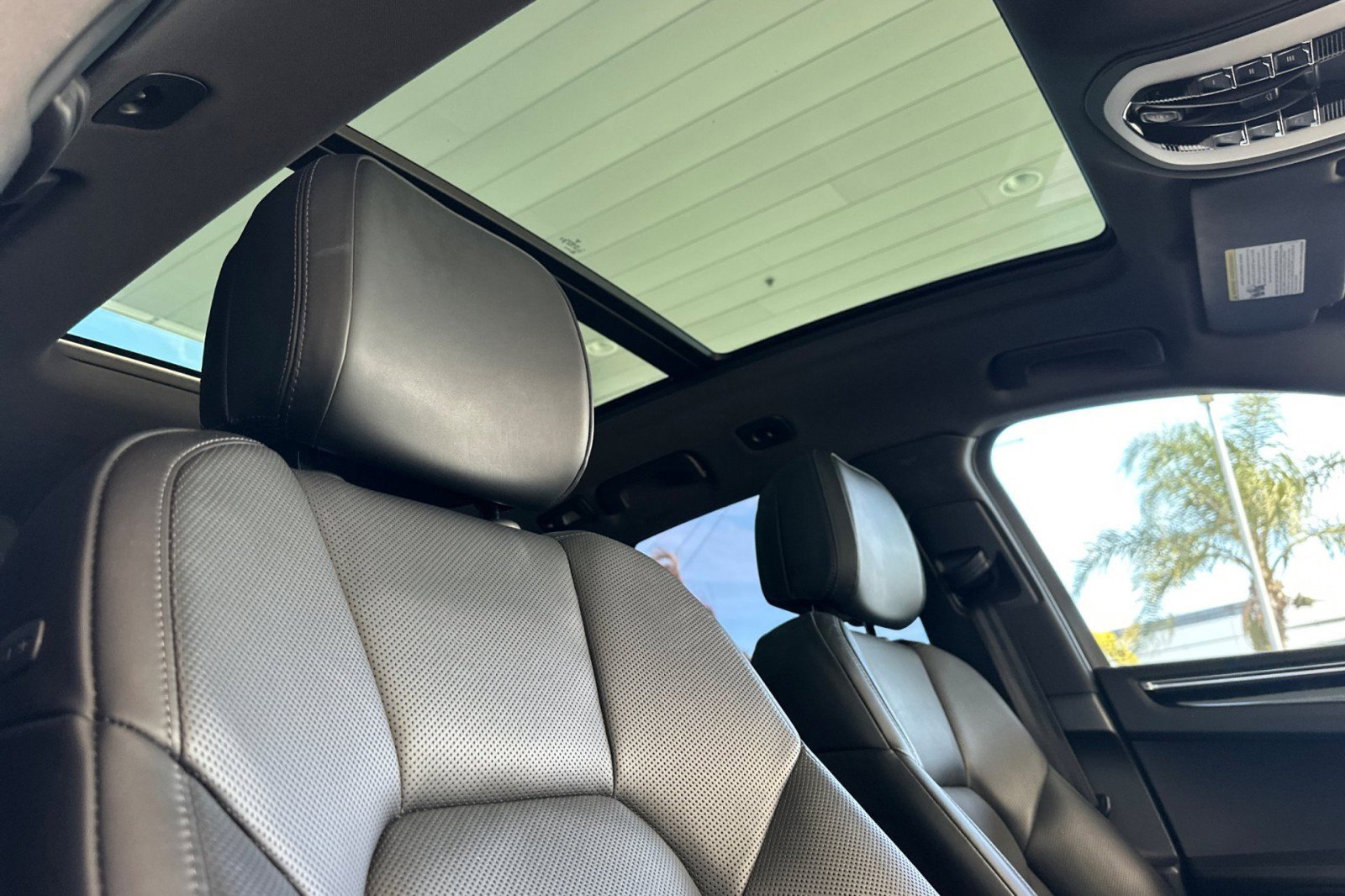 Certified 2024 Porsche Macan image 17