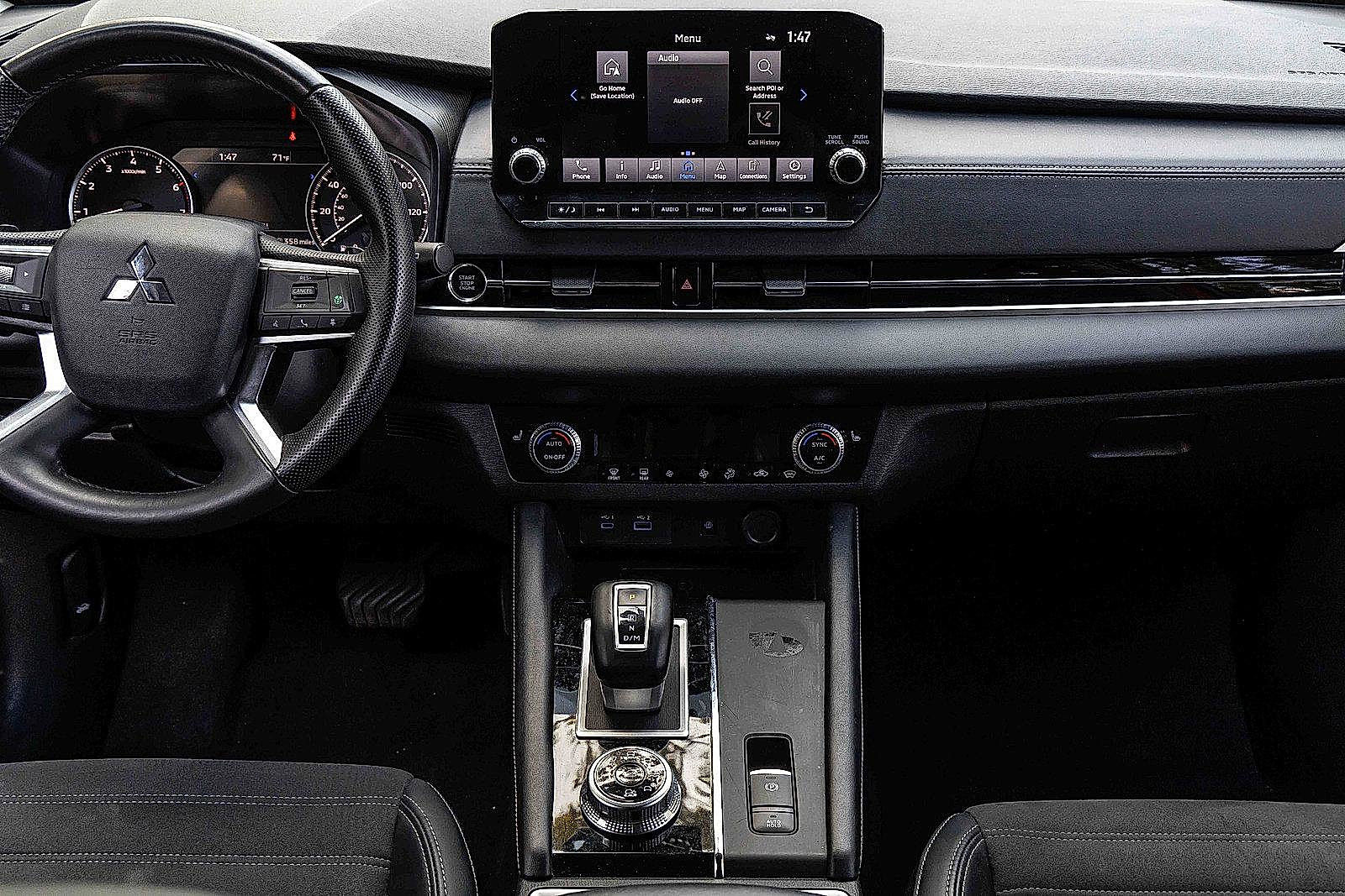 Used 2024 Mitsubishi Outlander AWD image 12