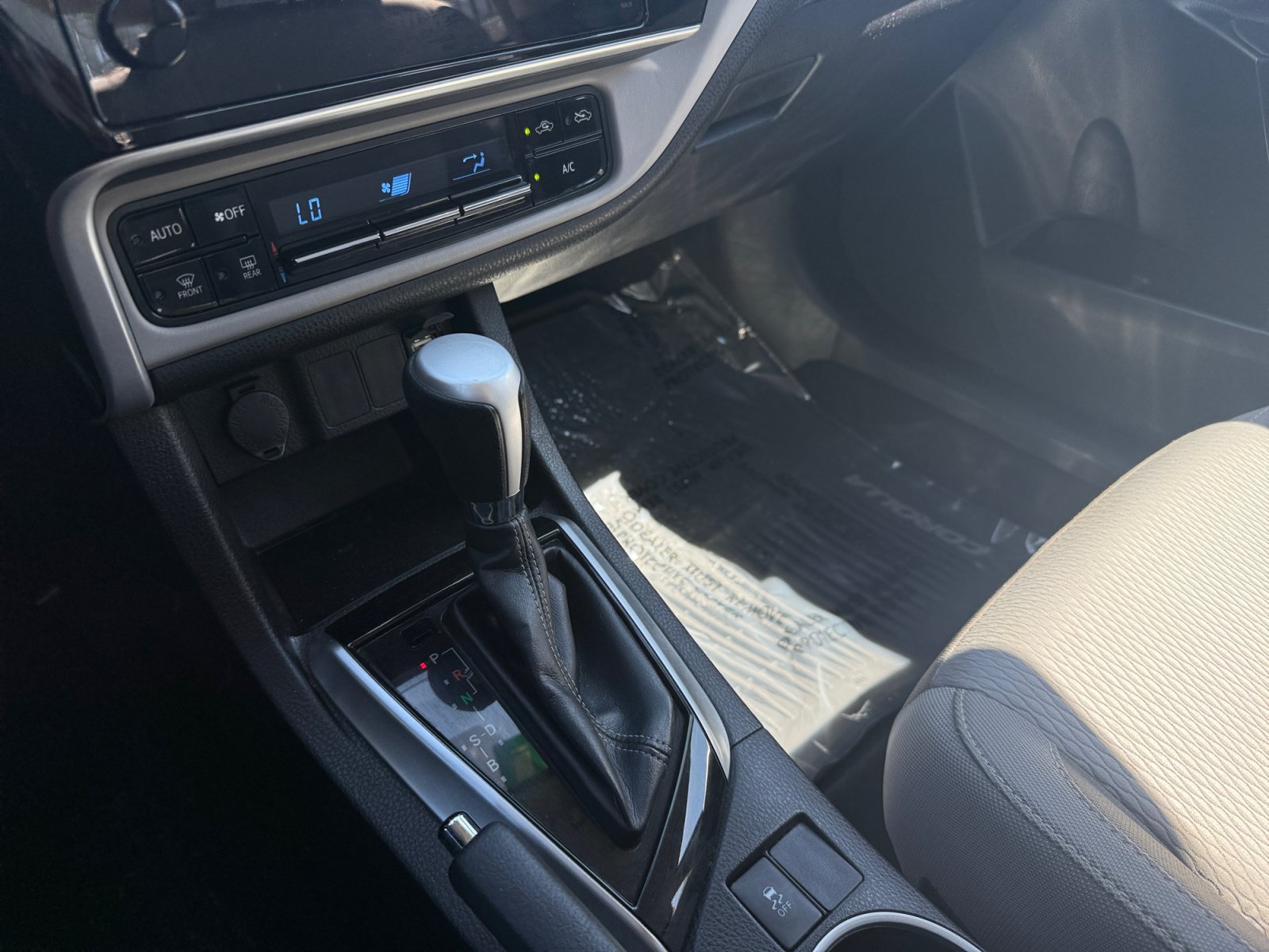 Used 2017 Toyota Corolla LE FWD image 13