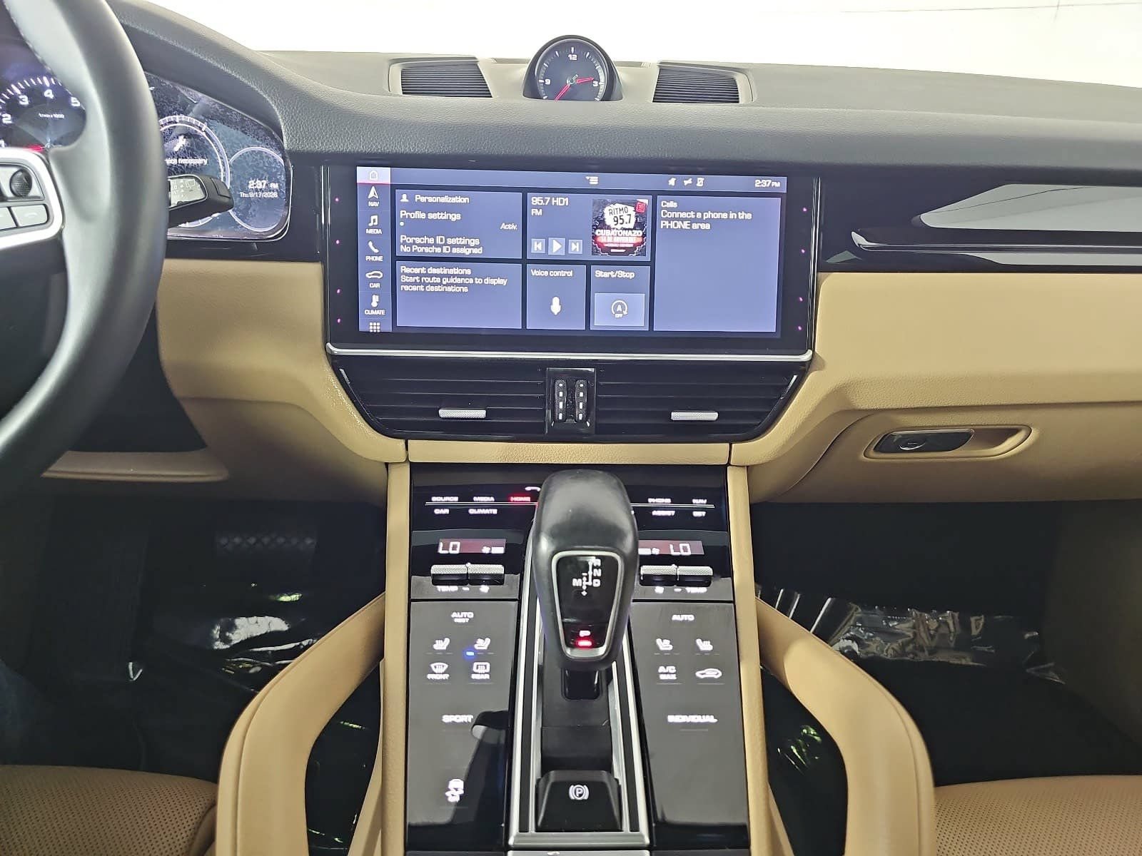 Used 2019 Porsche Cayenne w/ Premium Plus Package AWD/4WD image 19
