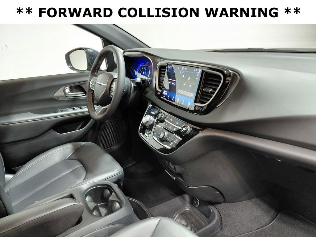 Used 2025 Chrysler Pacifica Select image 15