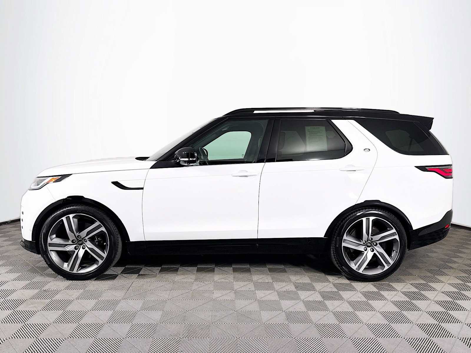 Used 2023 Land Rover Discovery Metropolitan Edition AWD/4WD image 8