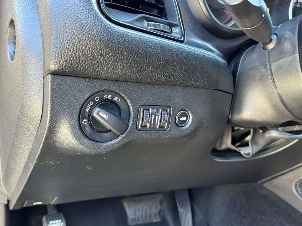 Used 2016 Dodge Challenger SXT RWD image 9