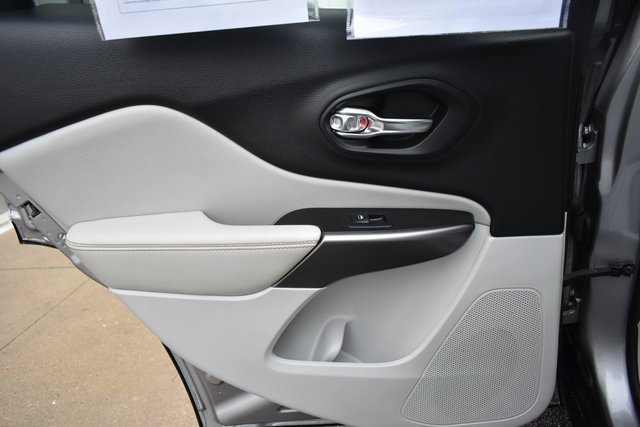 Used 2019 Jeep Cherokee Limited image 35