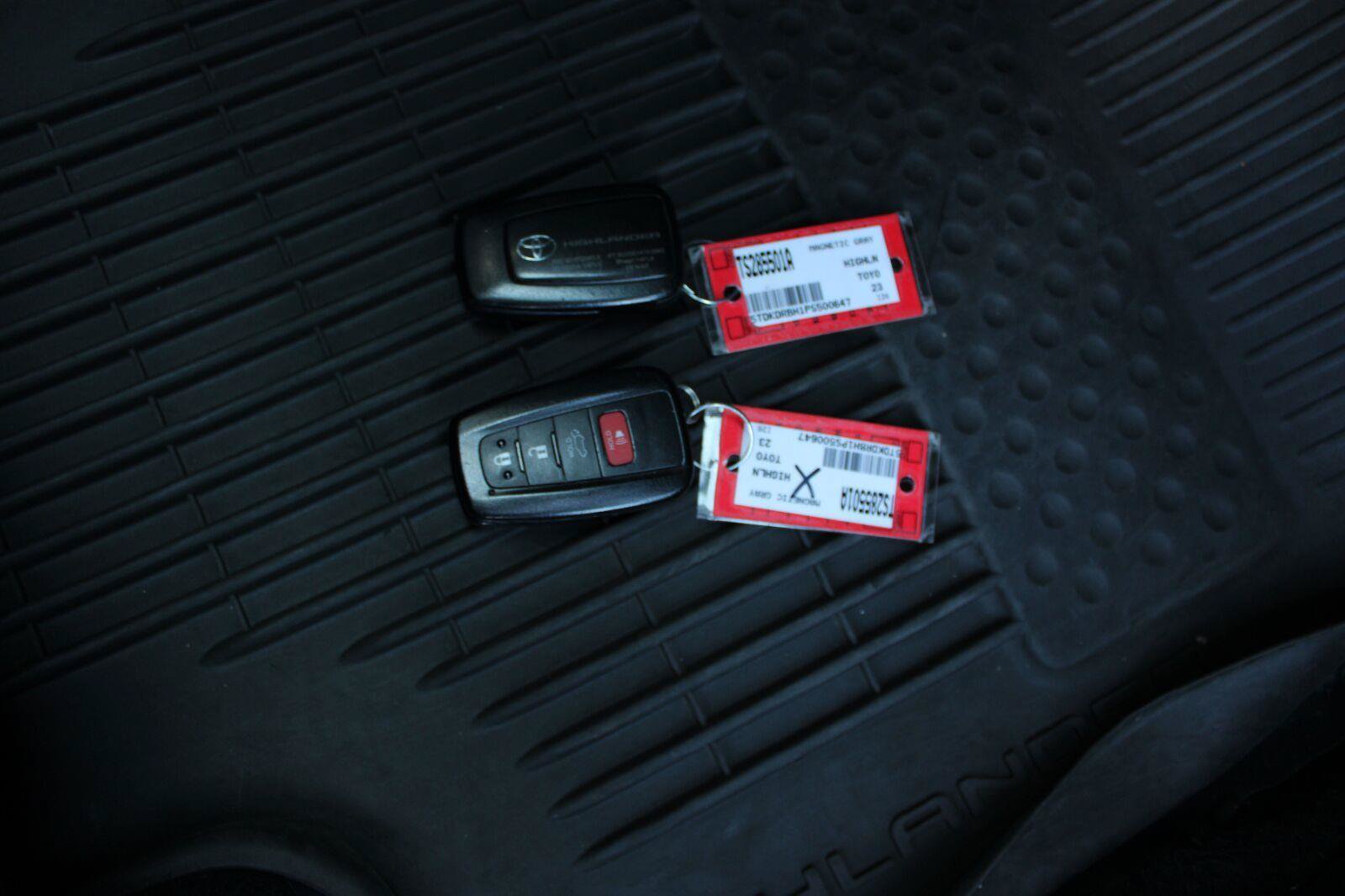 Used 2023 Toyota Highlander LE AWD/4WD image 31