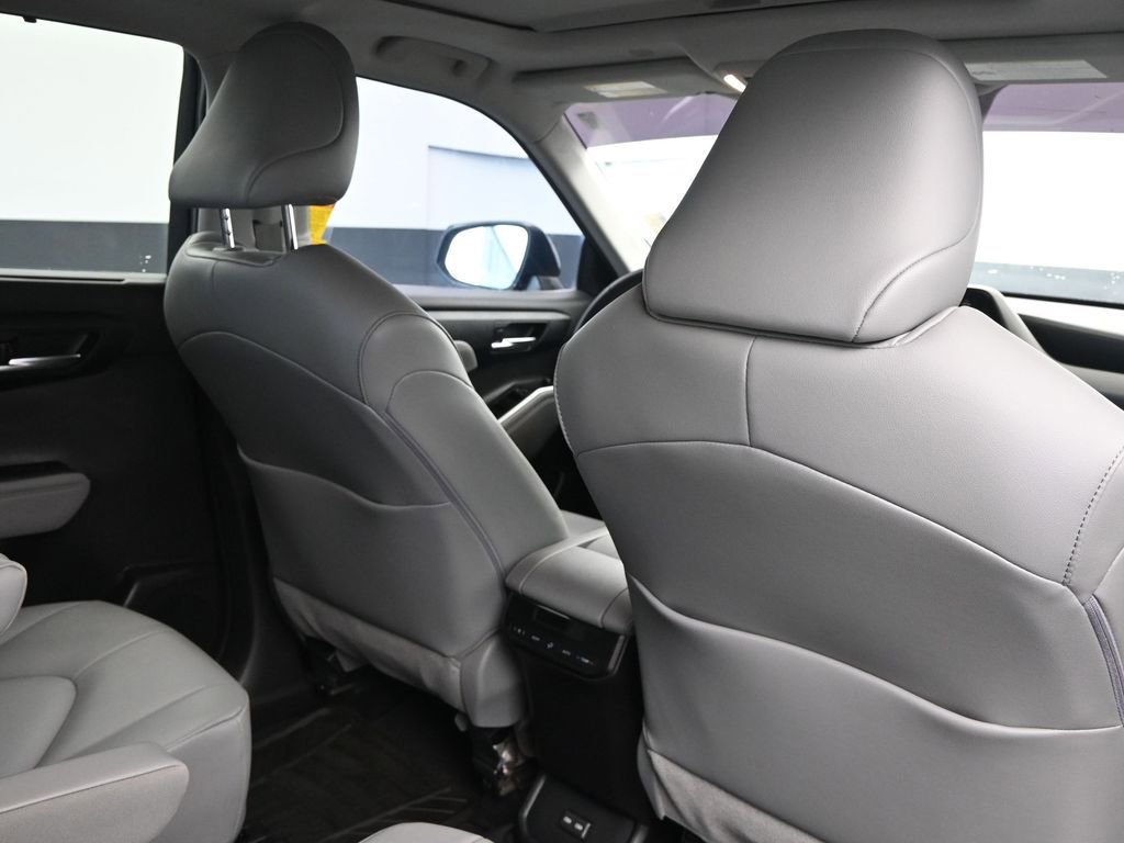 Used 2022 Toyota Highlander XLE image 16