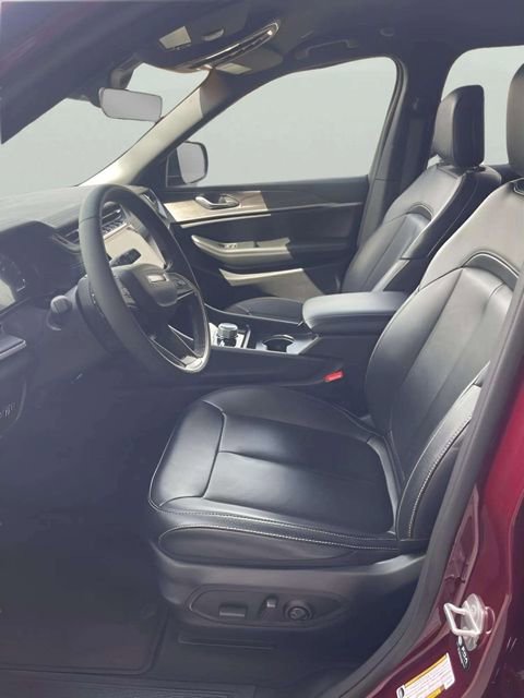 Used 2025 Jeep Grand Cherokee Limited AWD/4WD image 9