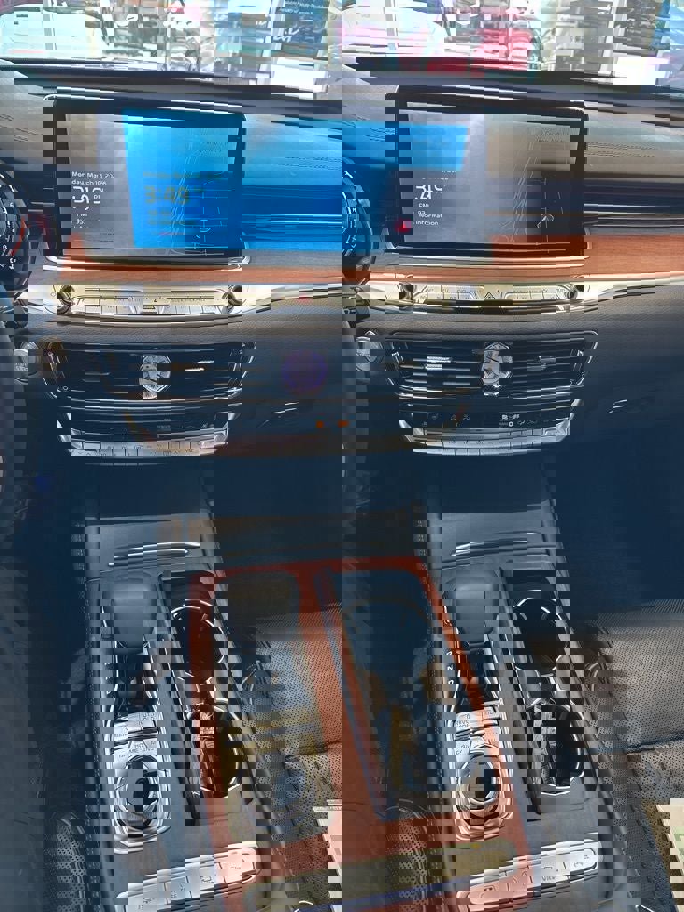 Used 2020 Kia K900 Luxury image 16