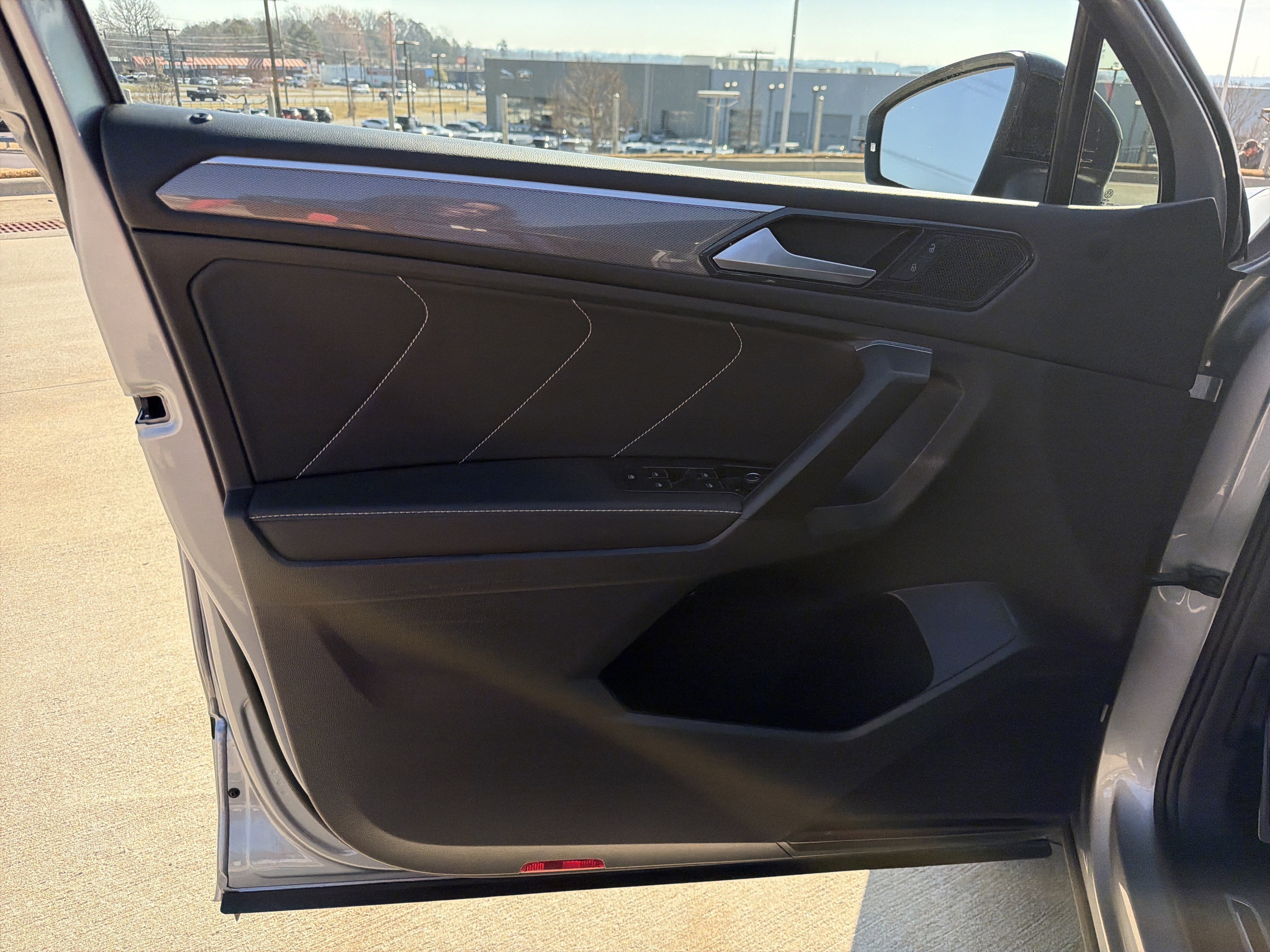 Used 2023 Volkswagen Tiguan SE R-Line image 14