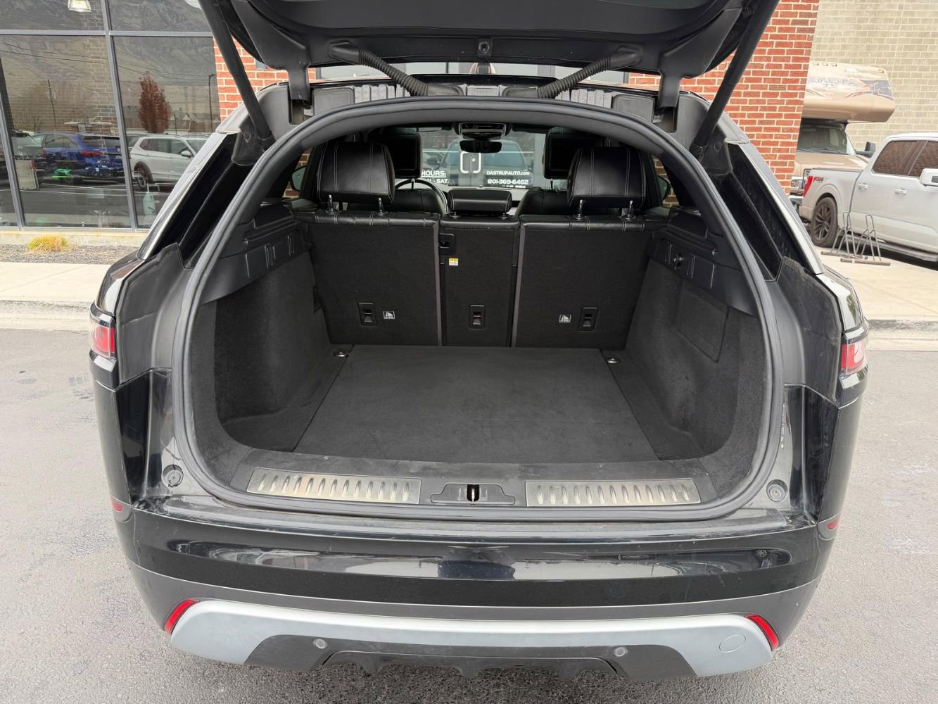 Used 2018 Land Rover Range Rover Velar R-Dynamic HSE image 38