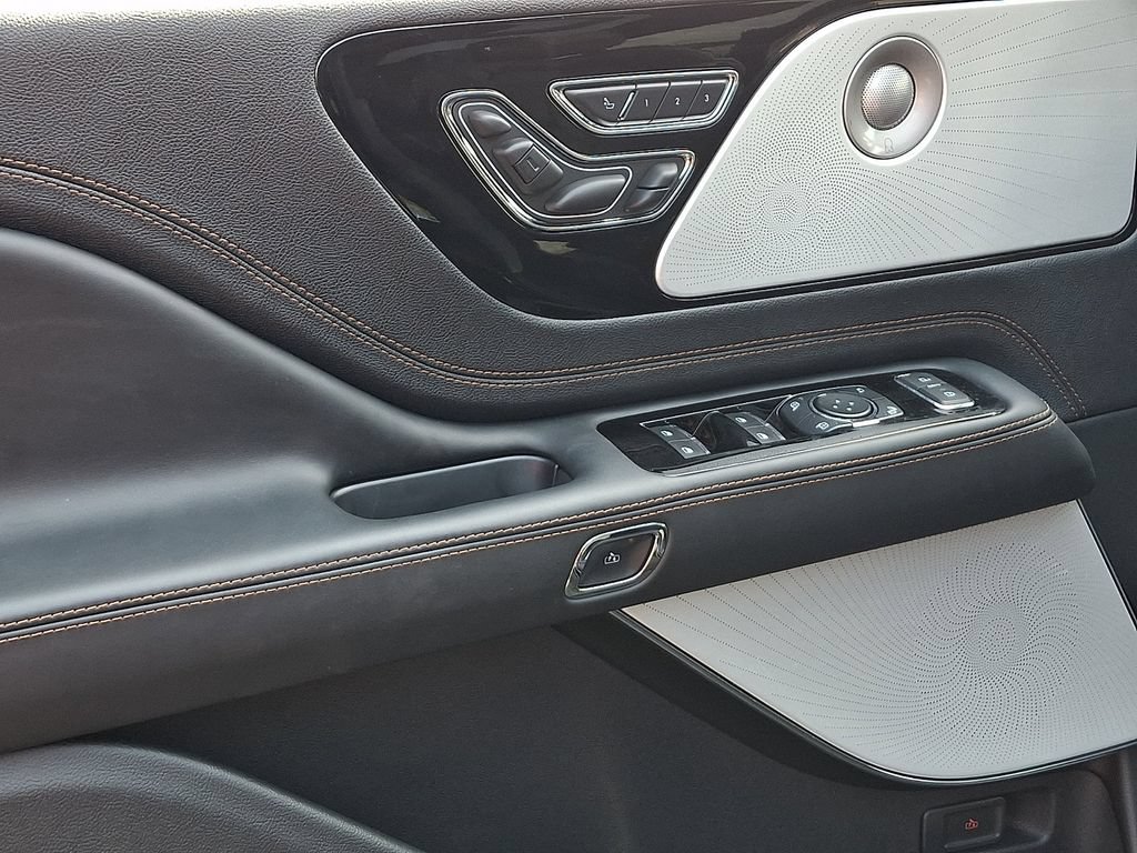 Used 2025 Lincoln Aviator Black Label AWD/4WD image 14