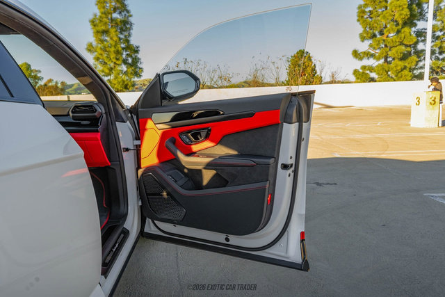 Used 2025 Lamborghini Urus SE image 36