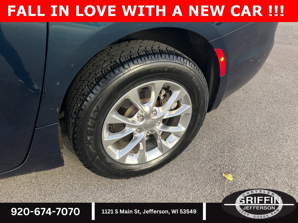 Used 2022 Chrysler Pacifica Touring-L image 16