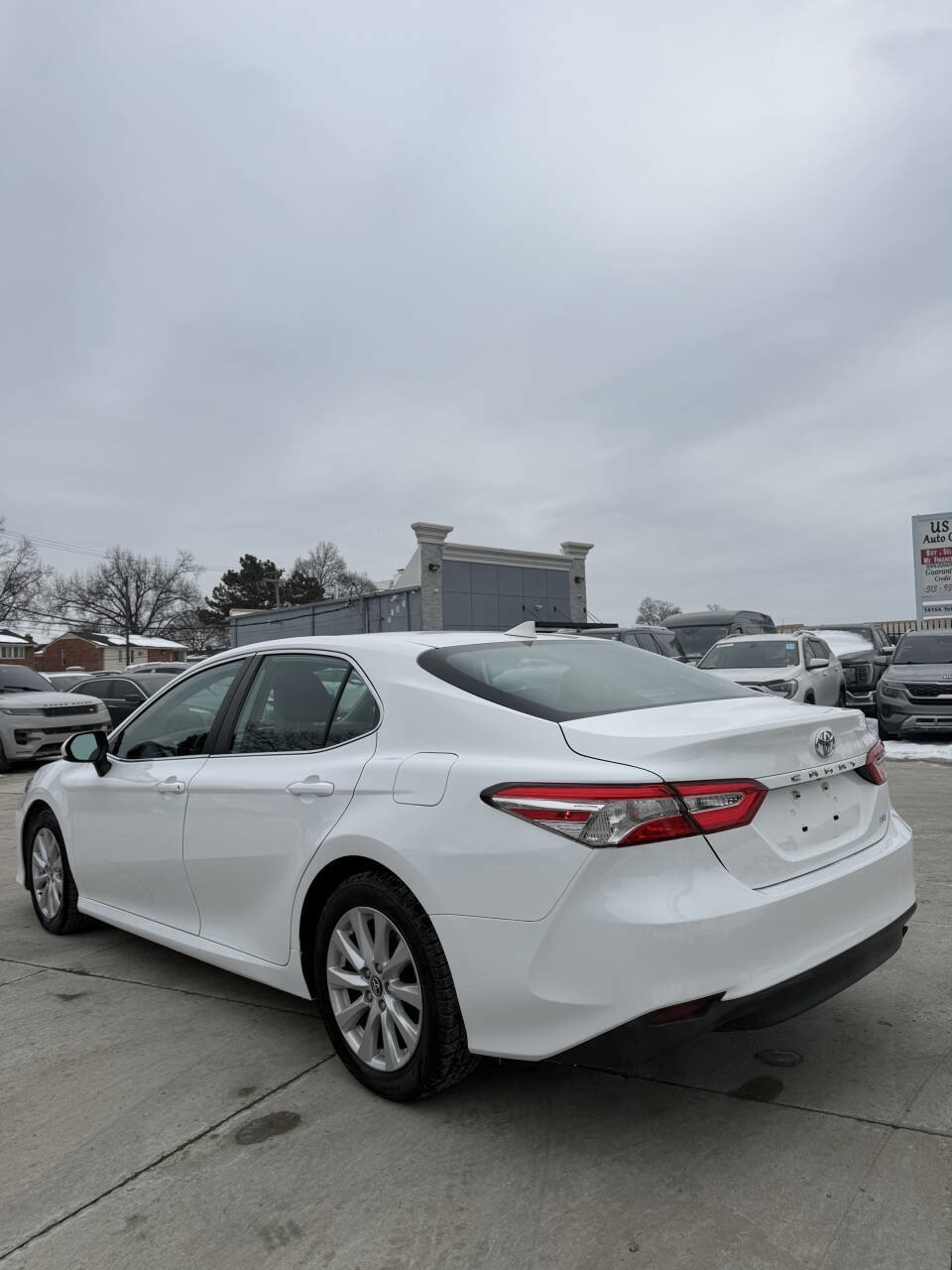 Used 2020 Toyota Camry LE image 4