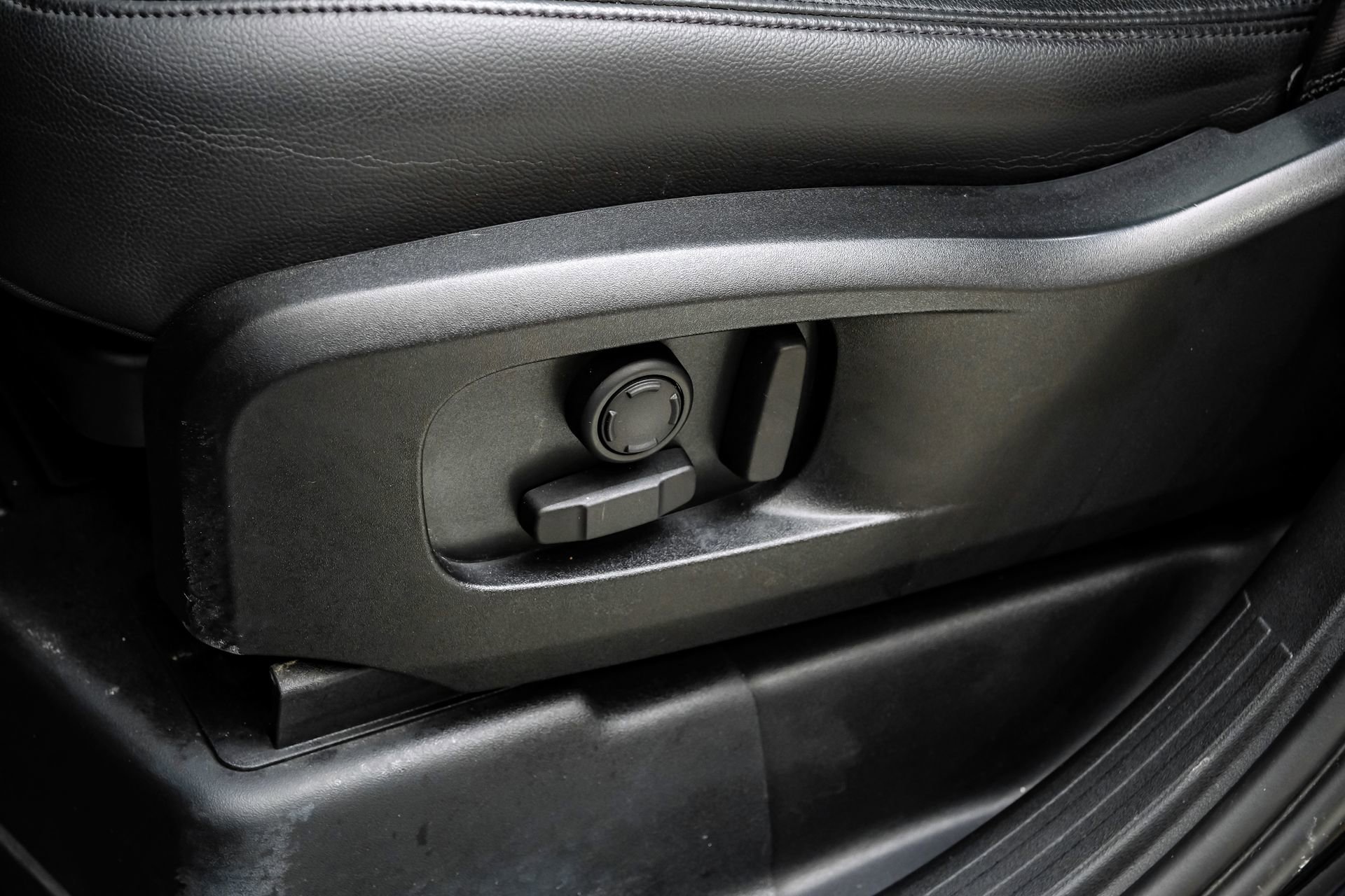 Used 2023 Land Rover Defender 110 SE image 35