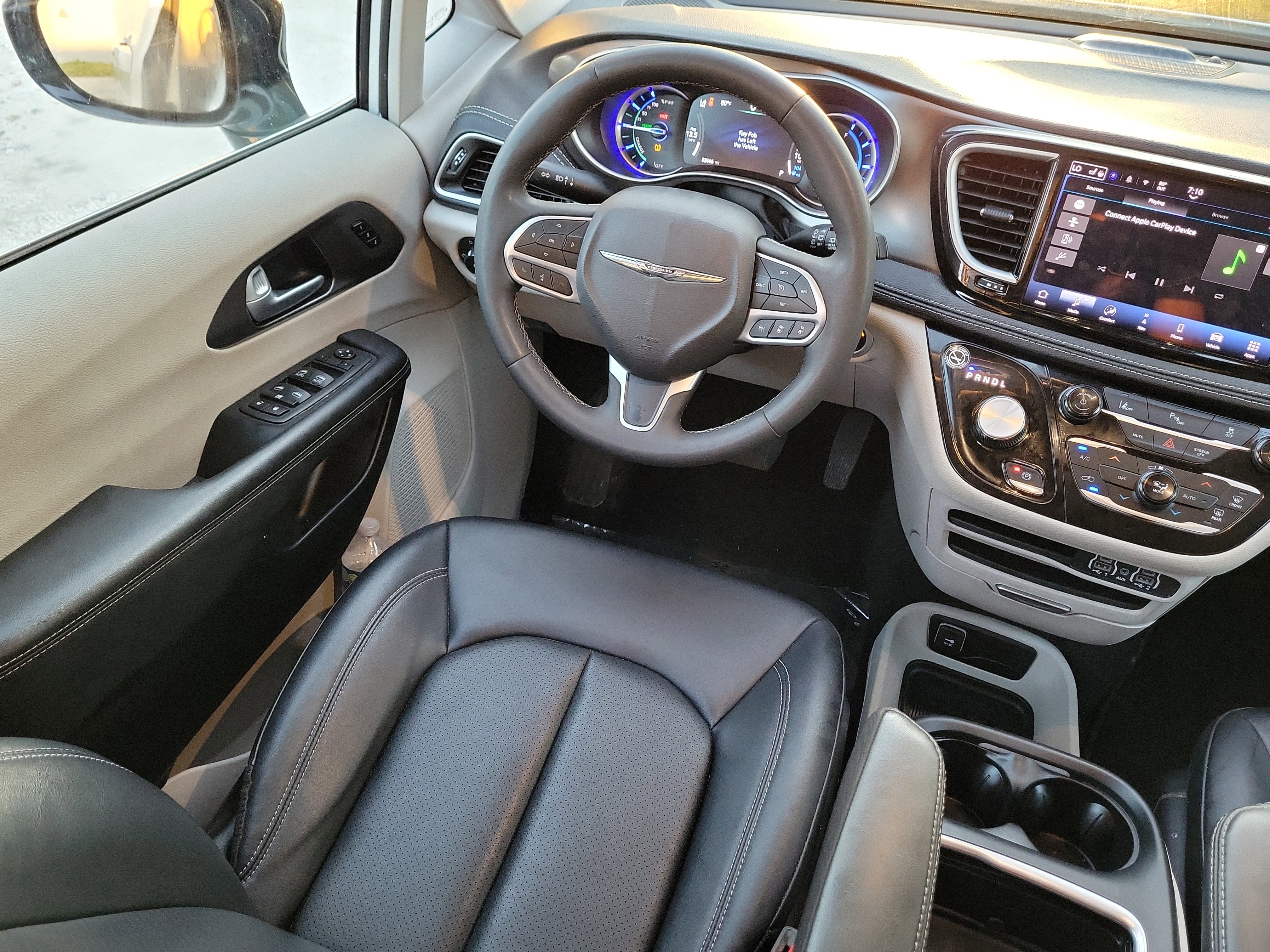 Used 2024 Chrysler Pacifica Select image 11