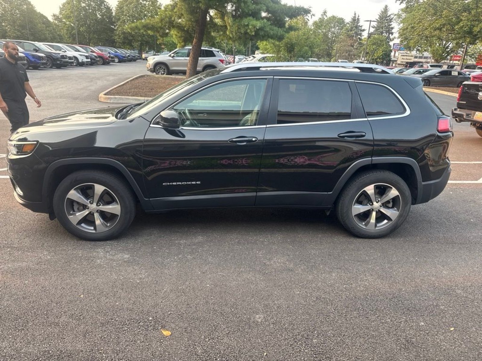 Used 2019 Jeep Cherokee Limited AWD/4WD image 2