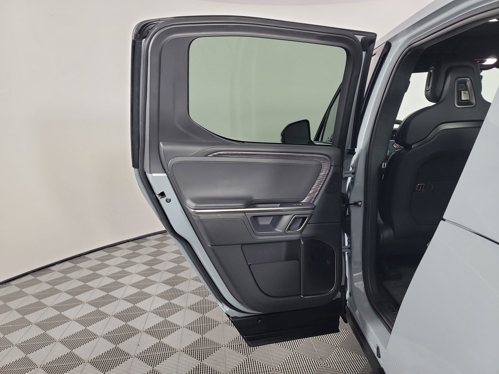Used 2024 Rivian R1T Adventure AWD/4WD image 17