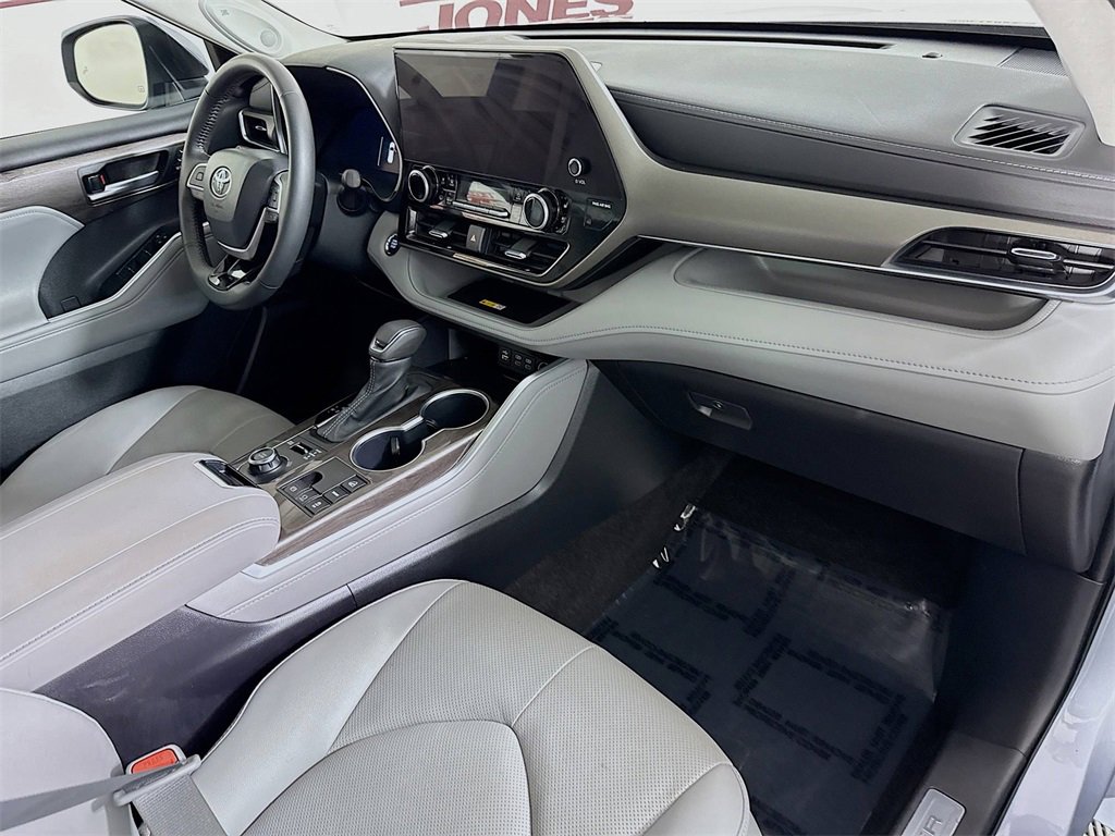 Used 2023 Toyota Highlander Limited image 33