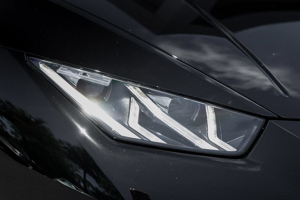Used 2020 Lamborghini Huracan EVO RWD image 13
