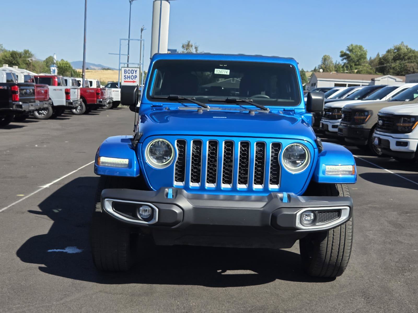 Used 2023 Jeep Wrangler Unlimited Sahara AWD/4WD image 2