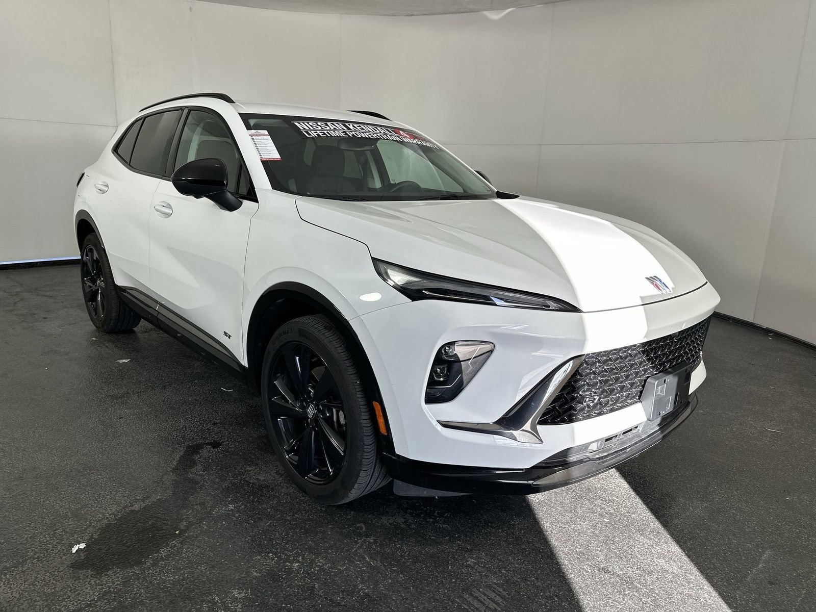 Used 2025 Buick Envision Sport Touring image 2