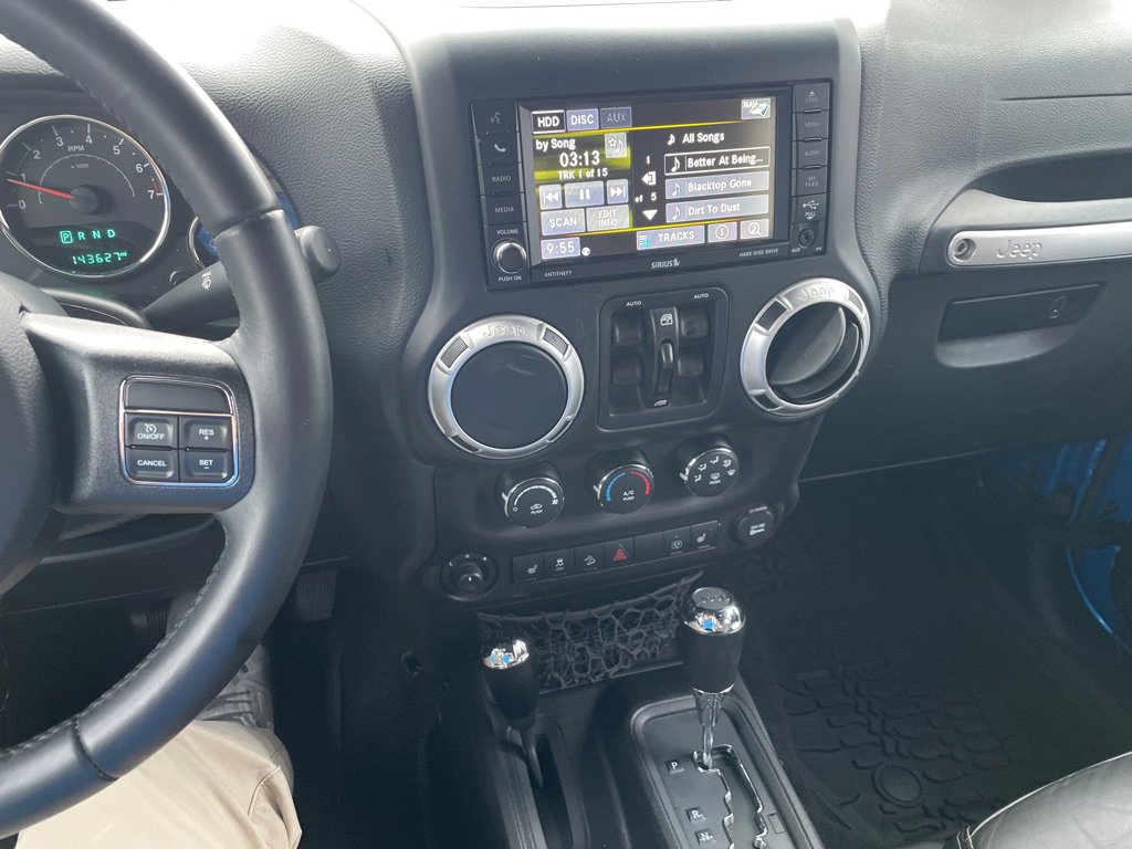 Used 2015 Jeep Wrangler Unlimited Rubicon w/ Connectivity Group image 14