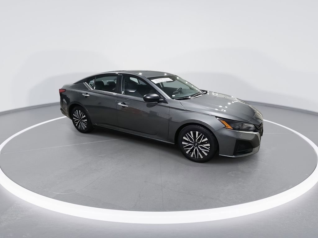 Used 2024 Nissan Altima 2.5 SV FWD image 2