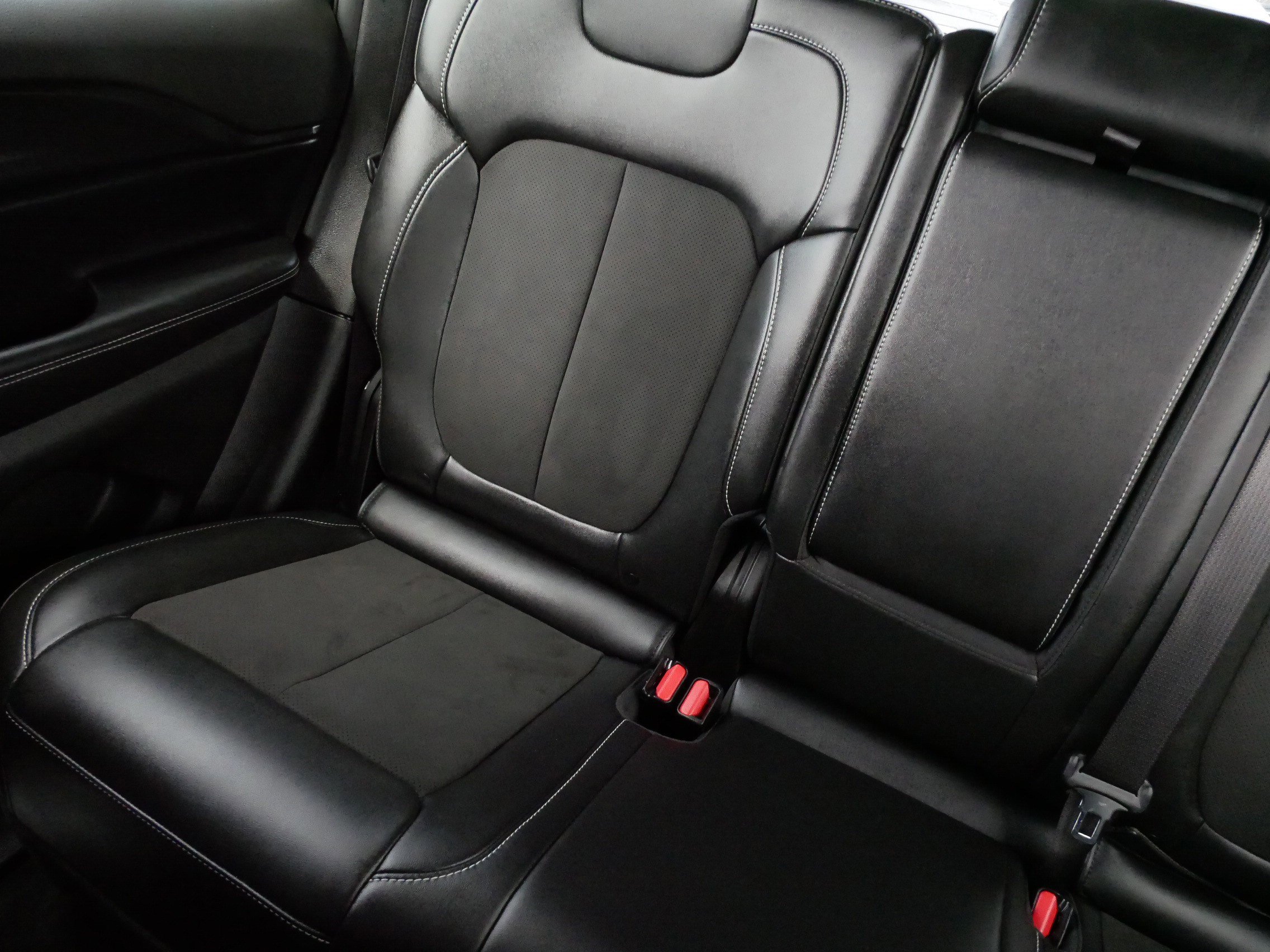 Used 2023 Jeep Grand Cherokee Altitude image 12