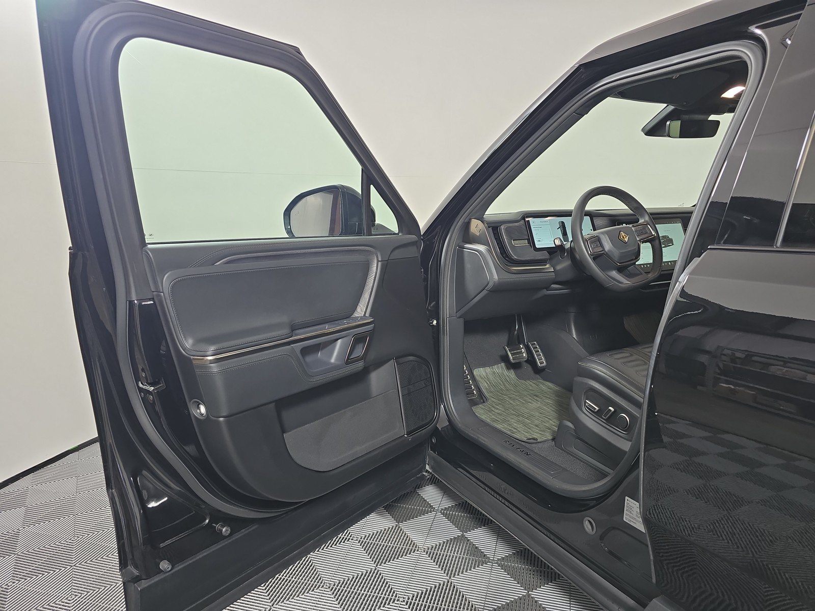 Used 2024 Rivian R1T Adventure AWD/4WD image 16
