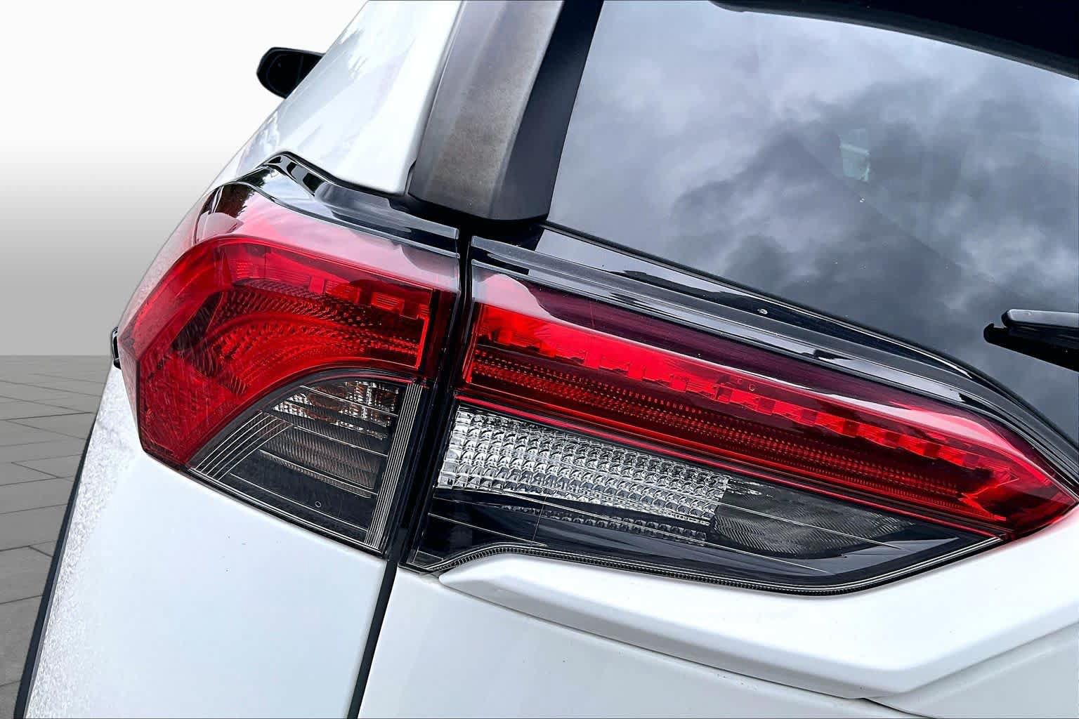 Used 2021 Toyota RAV4 LE AWD/4WD image 28