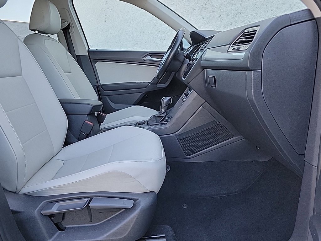 Used 2018 Volkswagen Tiguan SE w/ Panoramic Sunroof Package AWD/4WD image 16