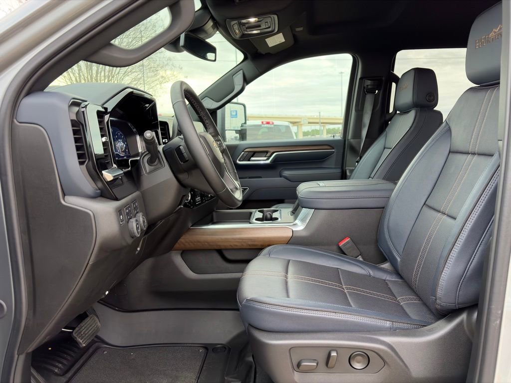 Used 2025 Chevrolet Silverado 3500 High Country AWD/4WD image 16