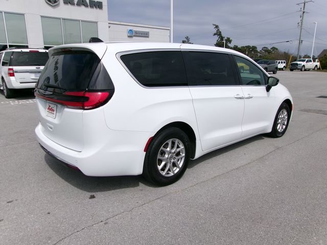 Used 2025 Chrysler Pacifica Select image 4