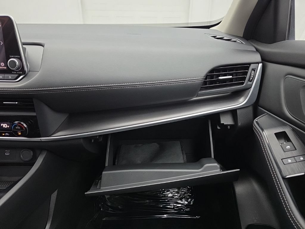 Used 2024 Nissan Rogue SV AWD/4WD image 39