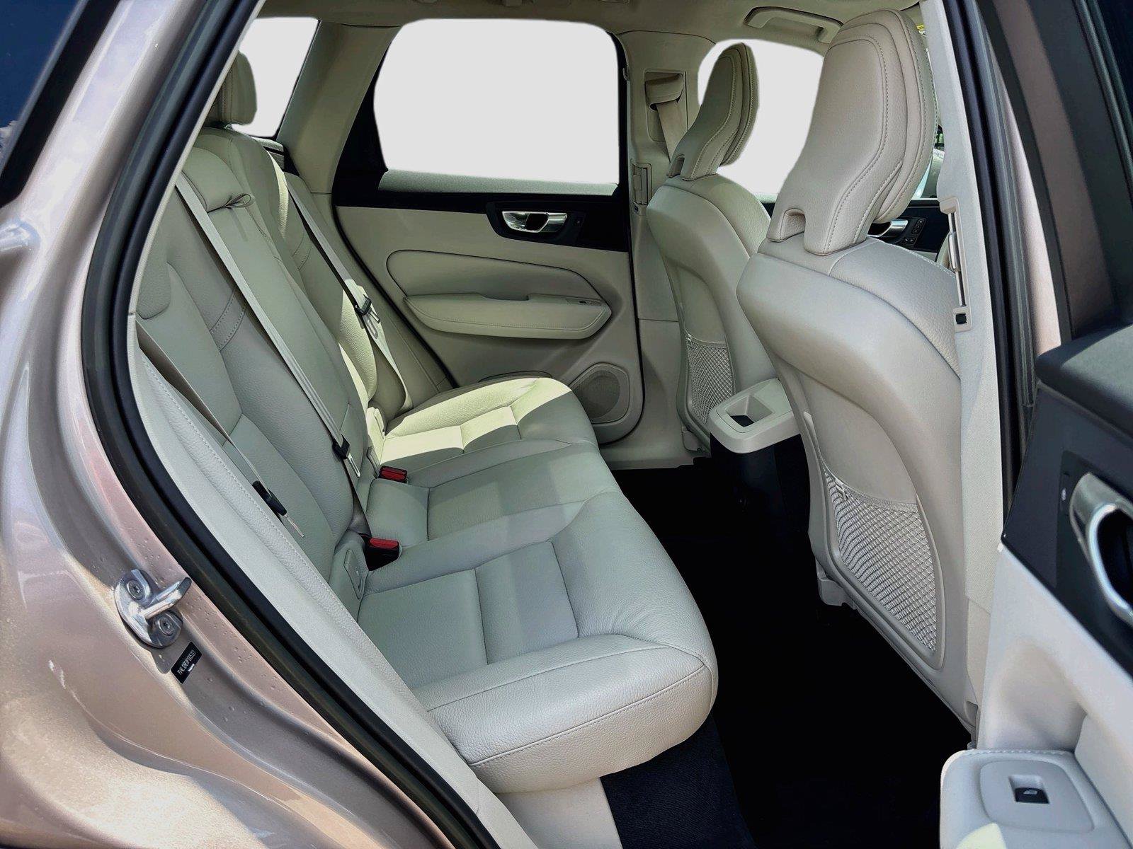 Used 2023 Volvo XC60 B5 Plus AWD/4WD image 25