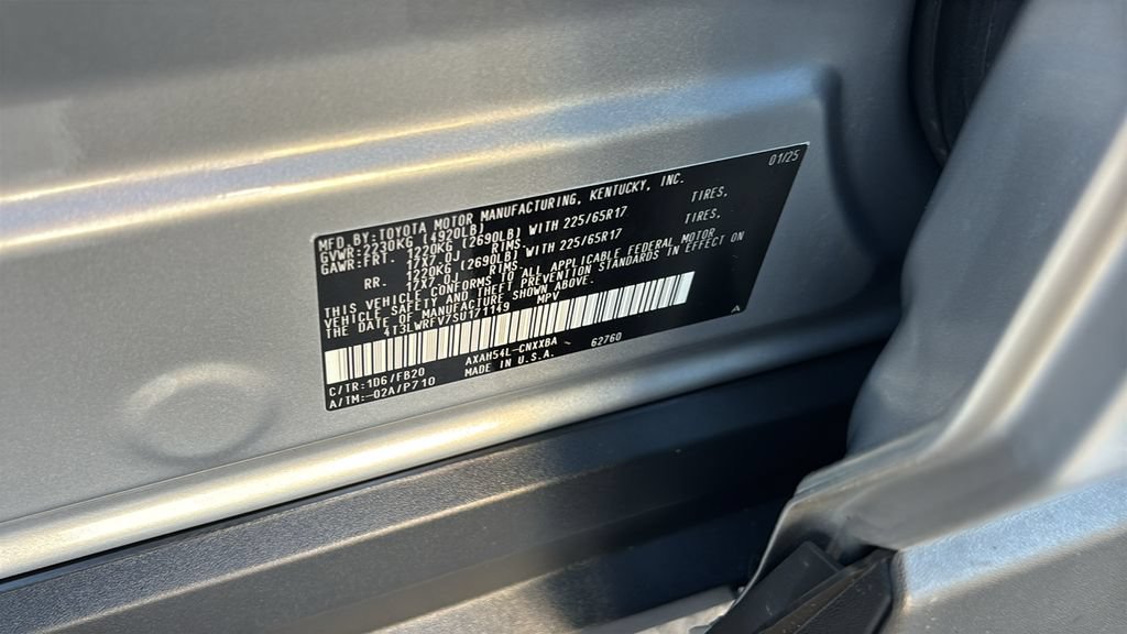 Used 2025 Toyota RAV4 LE AWD/4WD image 32