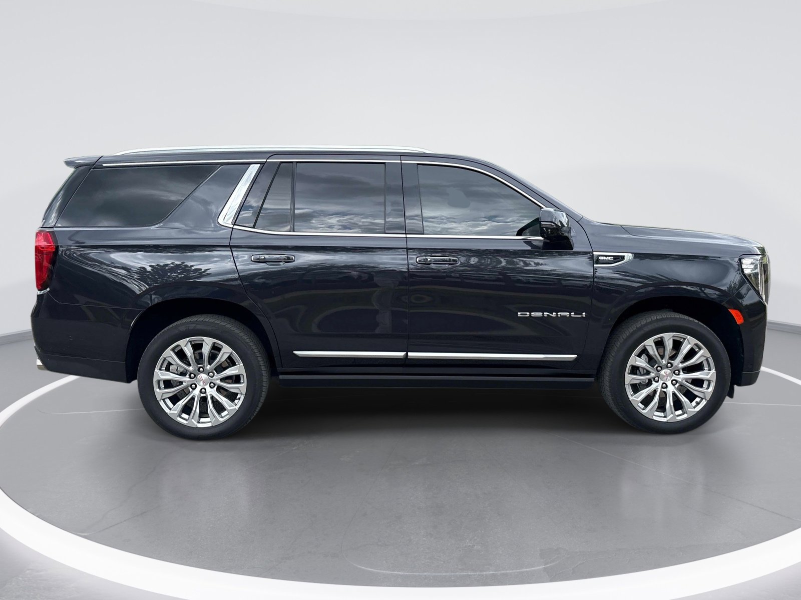 Certified 2024 GMC Yukon Denali w/ Advanced Technology Package AWD/4WD image 9