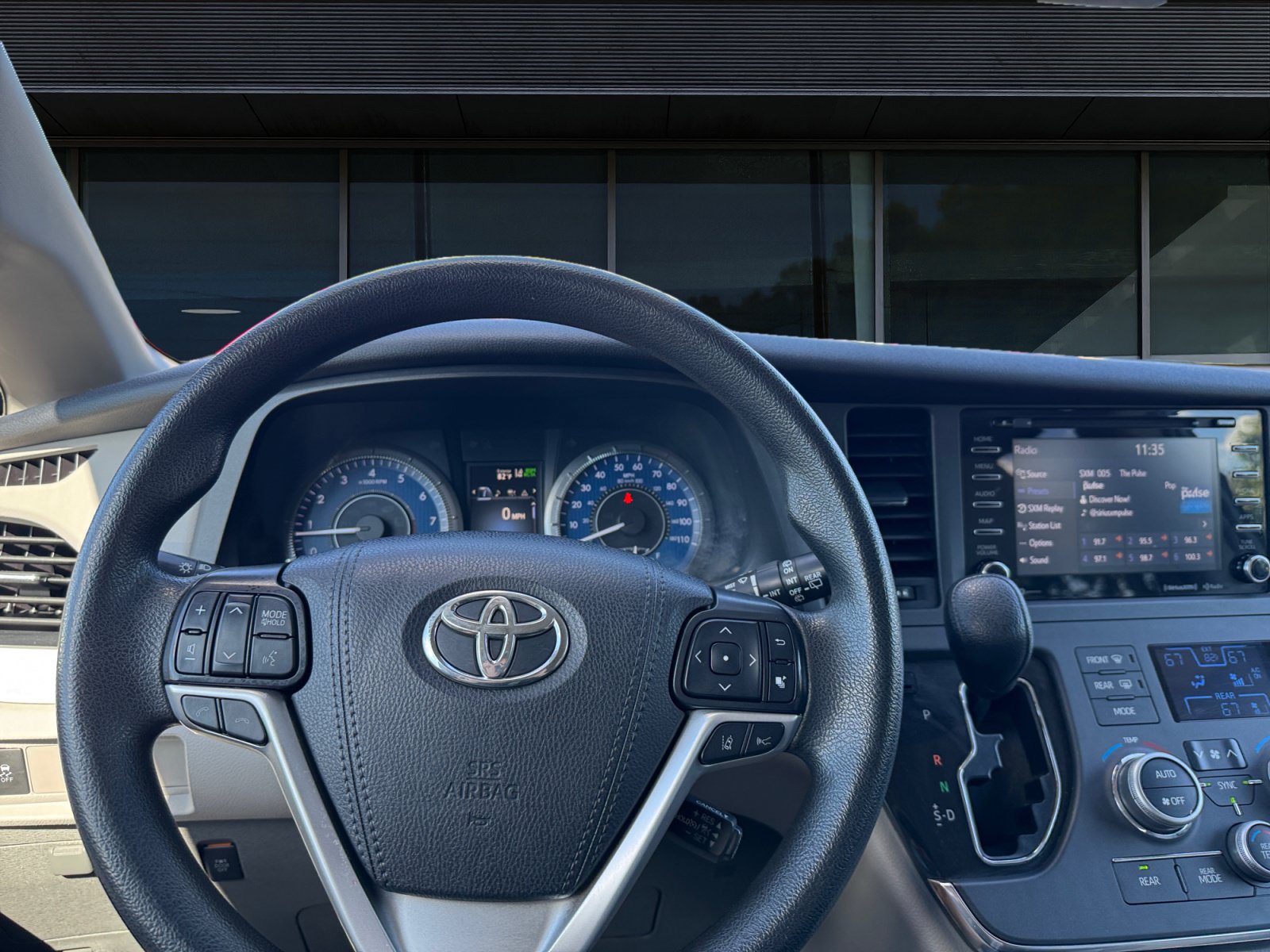 Used 2019 Toyota Sienna LE w/ LE Preferred Package AWD/4WD image 3
