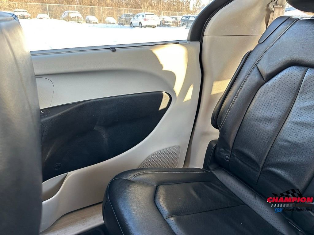 Used 2022 Chrysler Pacifica Touring-L image 21