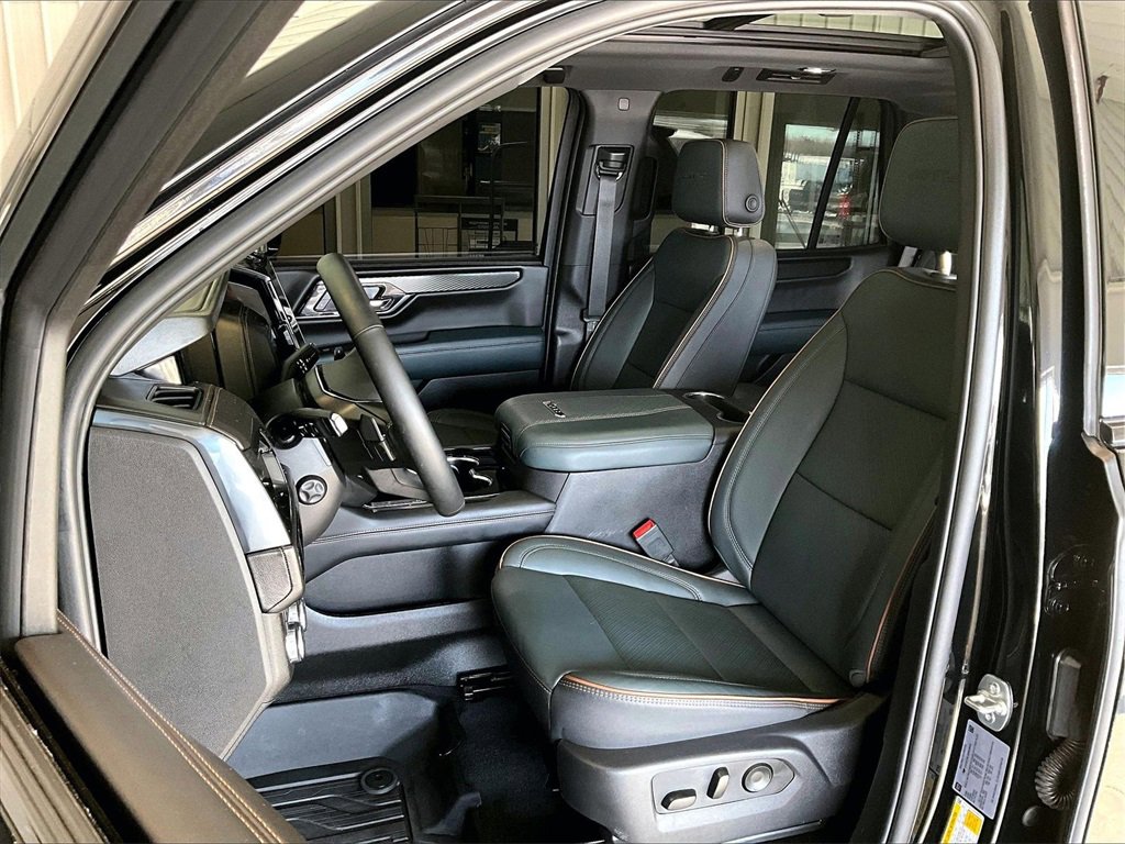 Used 2025 GMC Yukon AT4 w/ LPO, Floor Liner Package image 10