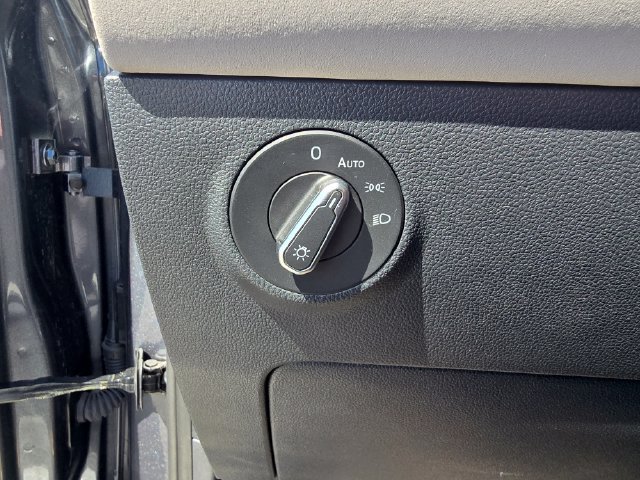 Used 2025 Volkswagen Taos SE AWD/4WD image 18