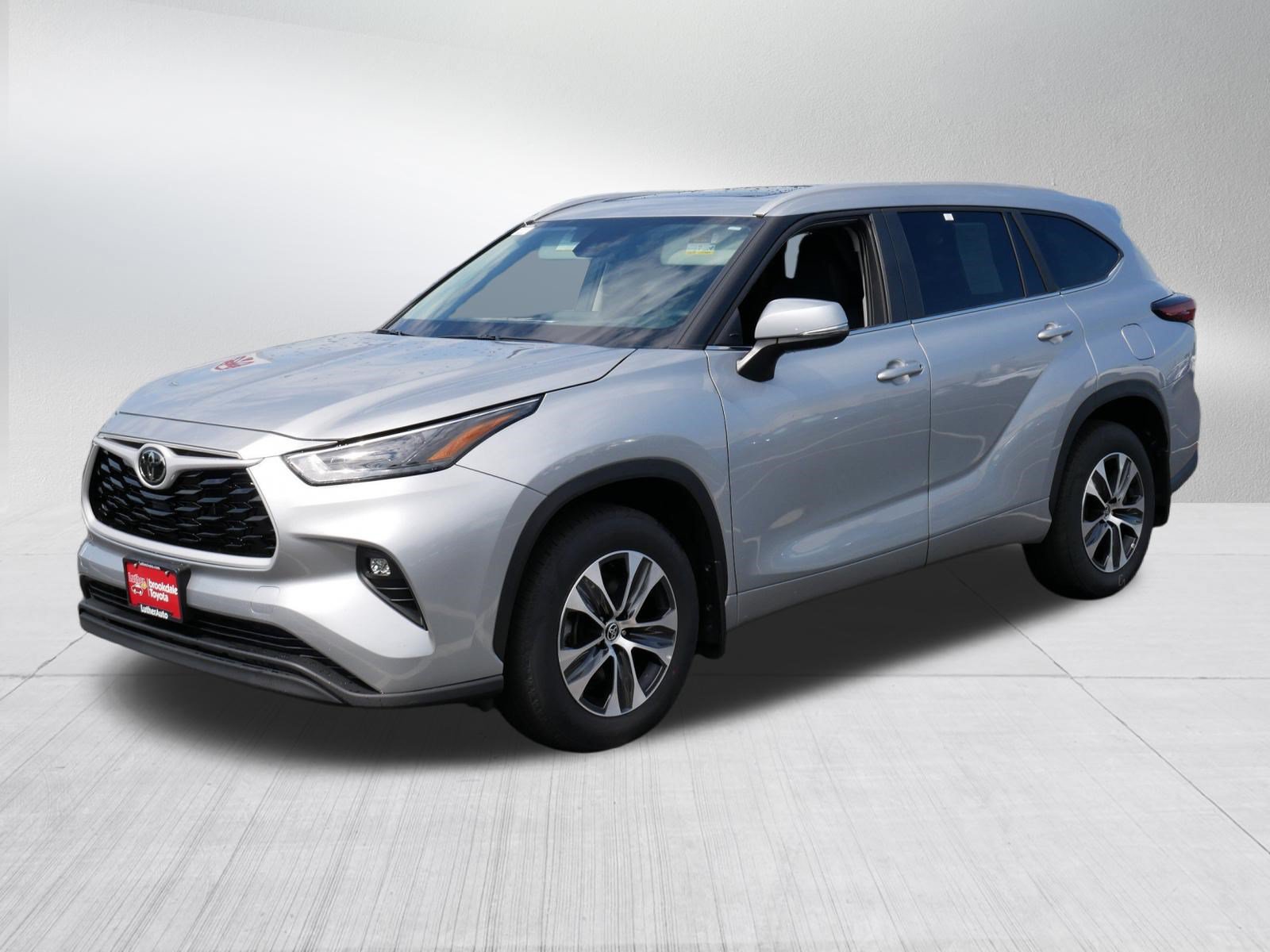 Certified 2025 Toyota Highlander XLE AWD/4WD image 3