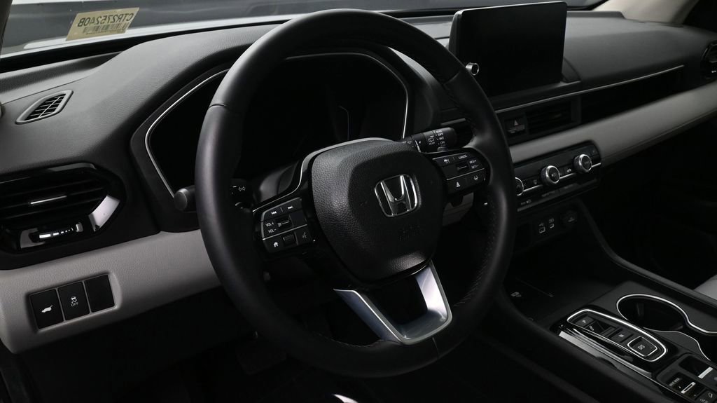 Used 2025 Honda Pilot Touring image 9