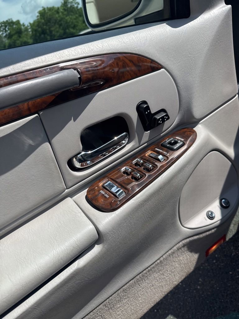 Used 1999 Lincoln Town Car Executive RWD image 7